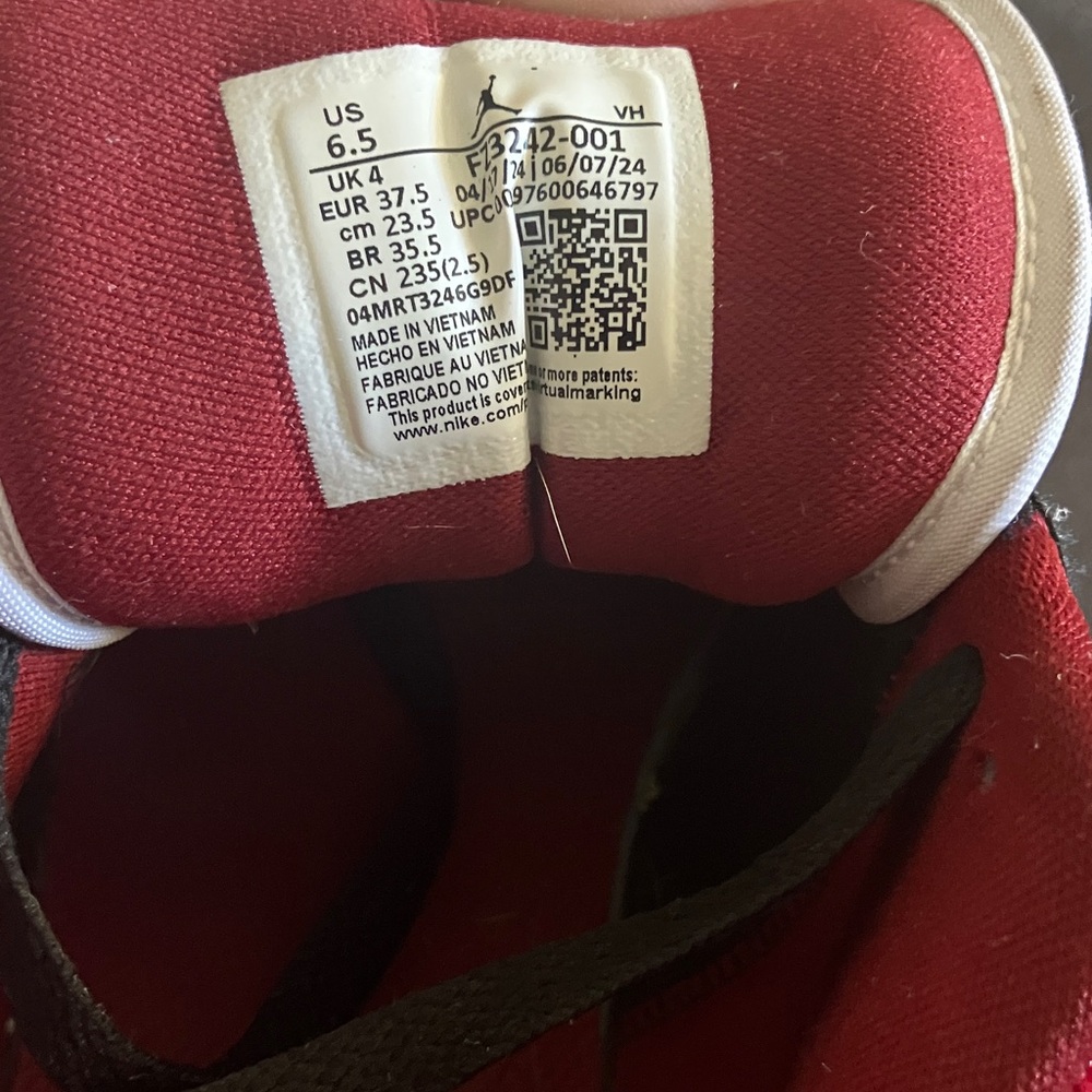 Air Jordan 1 Women’s Low SE “Velvet Black Toe” - Picture 3 of 12
